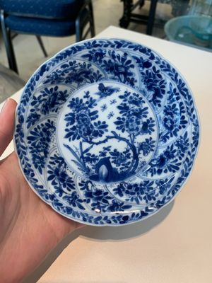 18 Chinese blue and white cups and 16 saucers with floral design, jade mark, Kangxi — photo 13