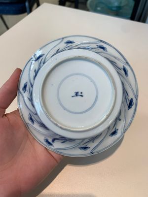 18 Chinese blue and white cups and 16 saucers with floral design, jade mark, Kangxi — photo 14