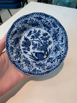 18 Chinese blue and white cups and 16 saucers with floral design, jade mark, Kangxi — photo 15