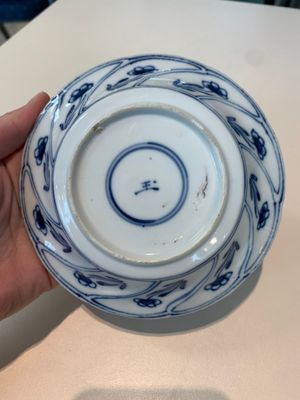 18 Chinese blue and white cups and 16 saucers with floral design, jade mark, Kangxi — photo 22