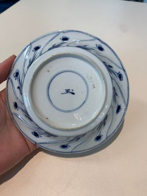 18 Chinese blue and white cups and 16 saucers with floral design, jade mark, Kangxi — photo 26
