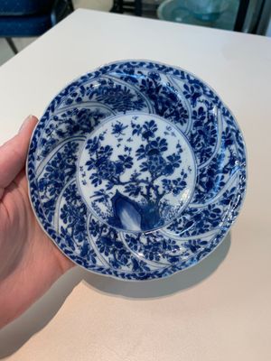 18 Chinese blue and white cups and 16 saucers with floral design, jade mark, Kangxi — photo 31