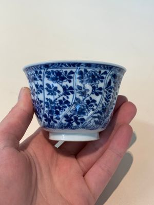 18 Chinese blue and white cups and 16 saucers with floral design, jade mark, Kangxi — photo 34