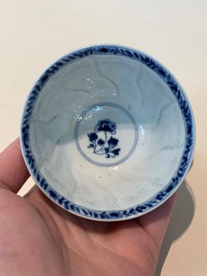18 Chinese blue and white cups and 16 saucers with floral design, jade mark, Kangxi — photo 35