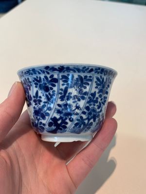 18 Chinese blue and white cups and 16 saucers with floral design, jade mark, Kangxi — photo 37