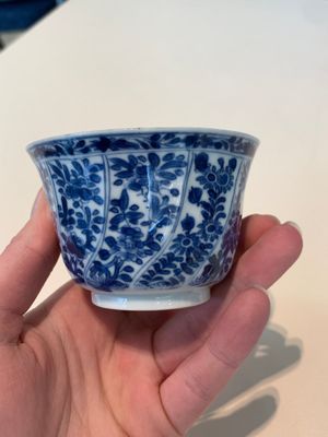 18 Chinese blue and white cups and 16 saucers with floral design, jade mark, Kangxi — photo 38