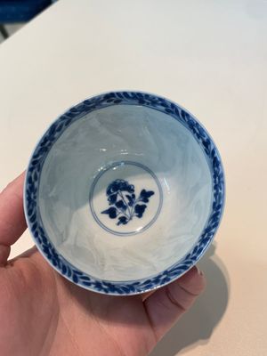 18 Chinese blue and white cups and 16 saucers with floral design, jade mark, Kangxi — photo 39