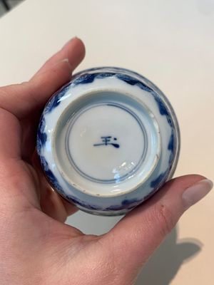 18 Chinese blue and white cups and 16 saucers with floral design, jade mark, Kangxi — photo 40