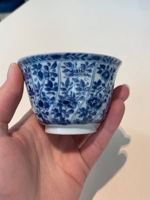 18 Chinese blue and white cups and 16 saucers with floral design, jade mark, Kangxi — photo 41