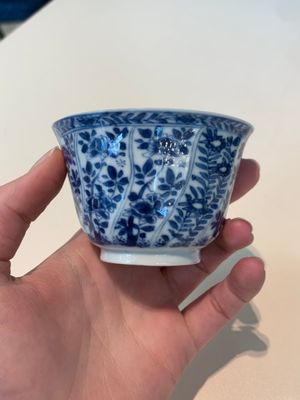 18 Chinese blue and white cups and 16 saucers with floral design, jade mark, Kangxi — photo 42