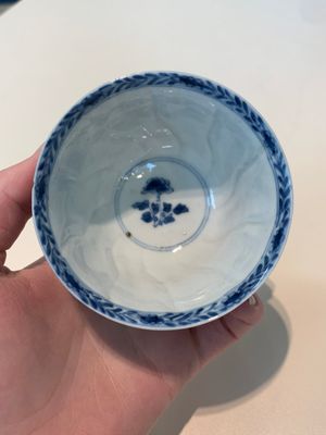 18 Chinese blue and white cups and 16 saucers with floral design, jade mark, Kangxi — photo 43