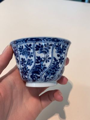 18 Chinese blue and white cups and 16 saucers with floral design, jade mark, Kangxi — photo 45