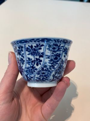 18 Chinese blue and white cups and 16 saucers with floral design, jade mark, Kangxi — photo 46