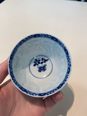 18 Chinese blue and white cups and 16 saucers with floral design, jade mark, Kangxi — photo 47