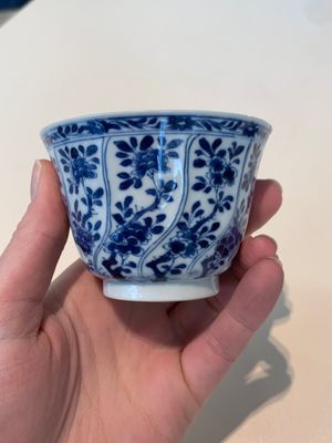 18 Chinese blue and white cups and 16 saucers with floral design, jade mark, Kangxi — photo 50