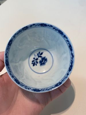 18 Chinese blue and white cups and 16 saucers with floral design, jade mark, Kangxi — photo 51