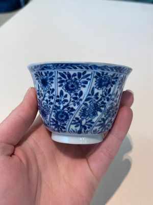 18 Chinese blue and white cups and 16 saucers with floral design, jade mark, Kangxi — photo 53