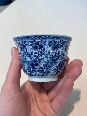 18 Chinese blue and white cups and 16 saucers with floral design, jade mark, Kangxi — photo 54