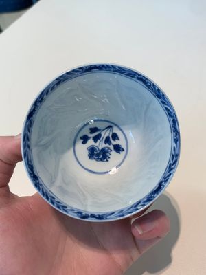 18 Chinese blue and white cups and 16 saucers with floral design, jade mark, Kangxi — photo 55