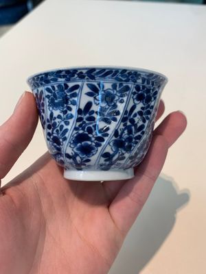 18 Chinese blue and white cups and 16 saucers with floral design, jade mark, Kangxi — photo 57