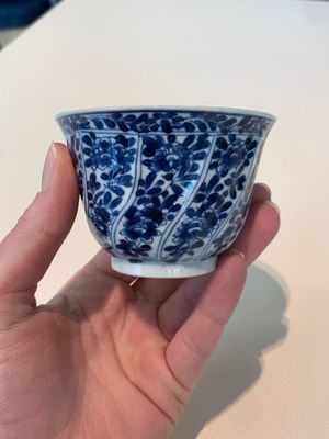 18 Chinese blue and white cups and 16 saucers with floral design, jade mark, Kangxi — photo 58