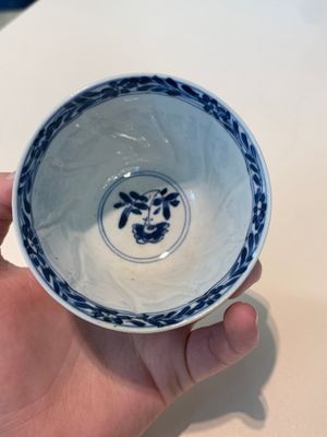 18 Chinese blue and white cups and 16 saucers with floral design, jade mark, Kangxi — photo 59