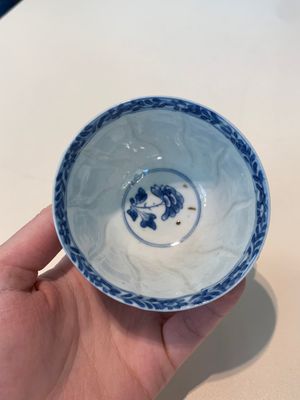 18 Chinese blue and white cups and 16 saucers with floral design, jade mark, Kangxi — photo 63