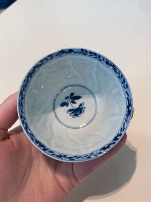 18 Chinese blue and white cups and 16 saucers with floral design, jade mark, Kangxi — photo 67
