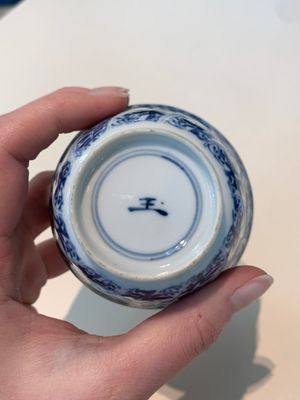 18 Chinese blue and white cups and 16 saucers with floral design, jade mark, Kangxi — photo 68