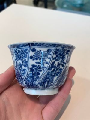 18 Chinese blue and white cups and 16 saucers with floral design, jade mark, Kangxi — photo 69