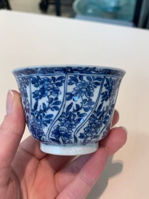 18 Chinese blue and white cups and 16 saucers with floral design, jade mark, Kangxi — photo 70