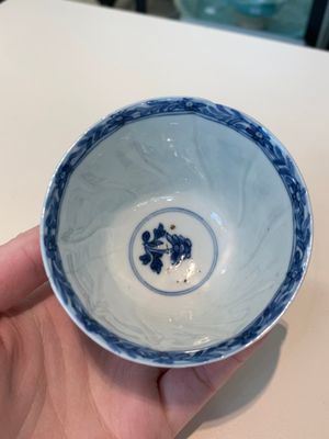 18 Chinese blue and white cups and 16 saucers with floral design, jade mark, Kangxi — photo 71