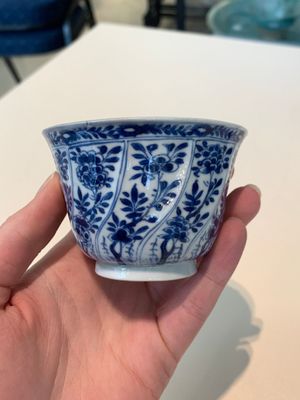 18 Chinese blue and white cups and 16 saucers with floral design, jade mark, Kangxi — photo 73