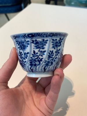 18 Chinese blue and white cups and 16 saucers with floral design, jade mark, Kangxi — photo 74