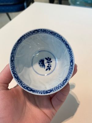 18 Chinese blue and white cups and 16 saucers with floral design, jade mark, Kangxi — photo 75
