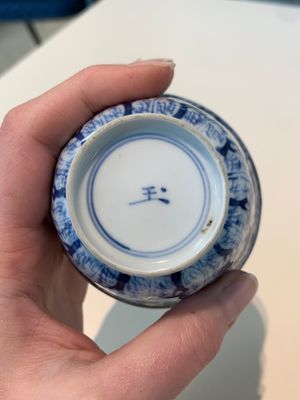 18 Chinese blue and white cups and 16 saucers with floral design, jade mark, Kangxi — photo 76