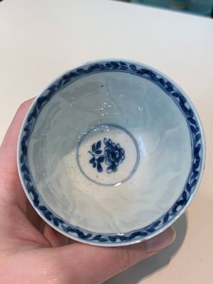 18 Chinese blue and white cups and 16 saucers with floral design, jade mark, Kangxi — photo 79