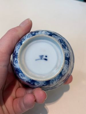 18 Chinese blue and white cups and 16 saucers with floral design, jade mark, Kangxi — photo 80