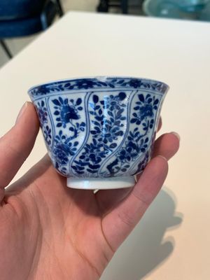 18 Chinese blue and white cups and 16 saucers with floral design, jade mark, Kangxi — photo 81