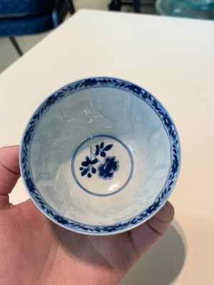 18 Chinese blue and white cups and 16 saucers with floral design, jade mark, Kangxi — photo 83