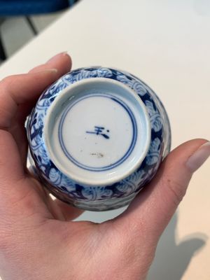18 Chinese blue and white cups and 16 saucers with floral design, jade mark, Kangxi — photo 84