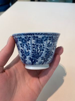 18 Chinese blue and white cups and 16 saucers with floral design, jade mark, Kangxi — photo 85
