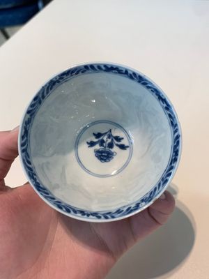 18 Chinese blue and white cups and 16 saucers with floral design, jade mark, Kangxi — photo 87
