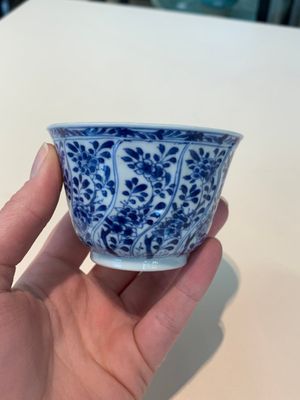18 Chinese blue and white cups and 16 saucers with floral design, jade mark, Kangxi — photo 89
