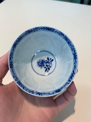 18 Chinese blue and white cups and 16 saucers with floral design, jade mark, Kangxi — photo 91