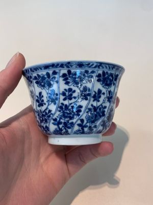 18 Chinese blue and white cups and 16 saucers with floral design, jade mark, Kangxi — photo 93