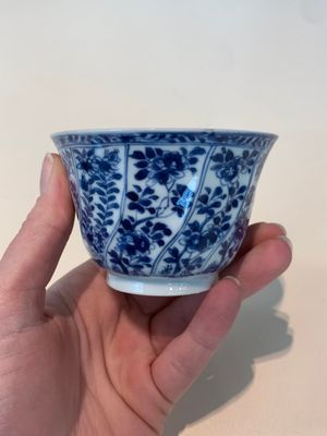 18 Chinese blue and white cups and 16 saucers with floral design, jade mark, Kangxi — photo 94