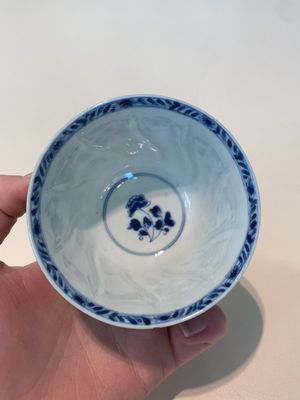 18 Chinese blue and white cups and 16 saucers with floral design, jade mark, Kangxi — photo 95