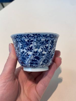 18 Chinese blue and white cups and 16 saucers with floral design, jade mark, Kangxi — photo 98