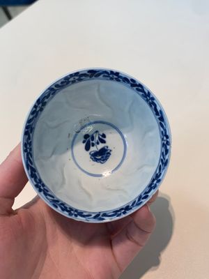18 Chinese blue and white cups and 16 saucers with floral design, jade mark, Kangxi — photo 99
